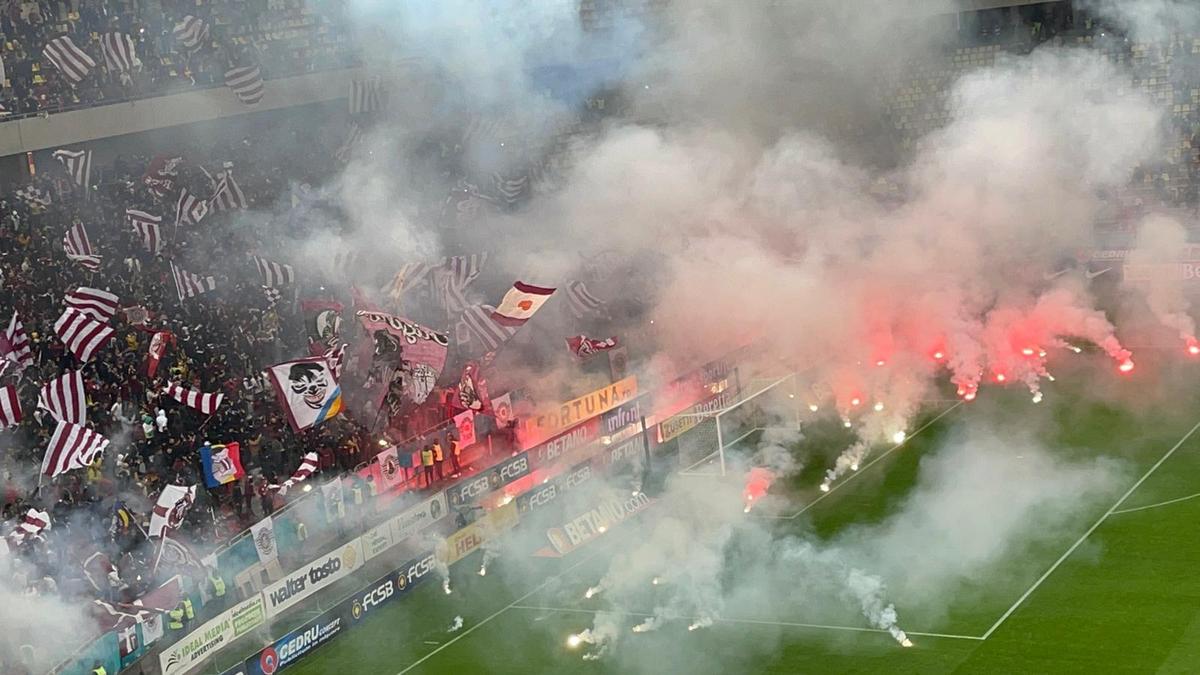Torțe pe teren la FCSB - Rapid