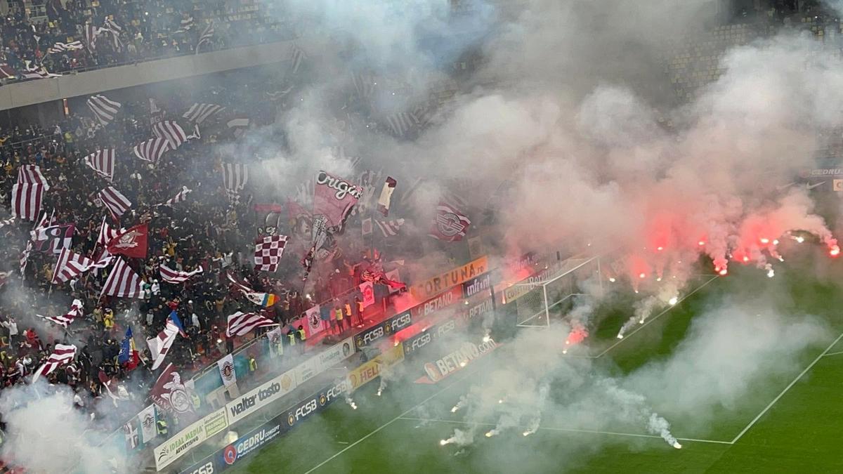 Torțe pe teren la FCSB - Rapid