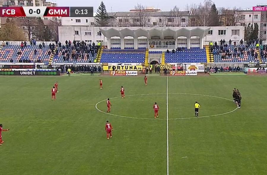 Jucătorii de la FC Botoșani, pasând între ei după fluierul de start // foto: captură DigiSport Jucătorii Gazului explică protestul de la meciul cu Botoșani: „Avem şi noi familii, vine Crăciunul. Nu poţi să mergi acasă fără niciun ban”