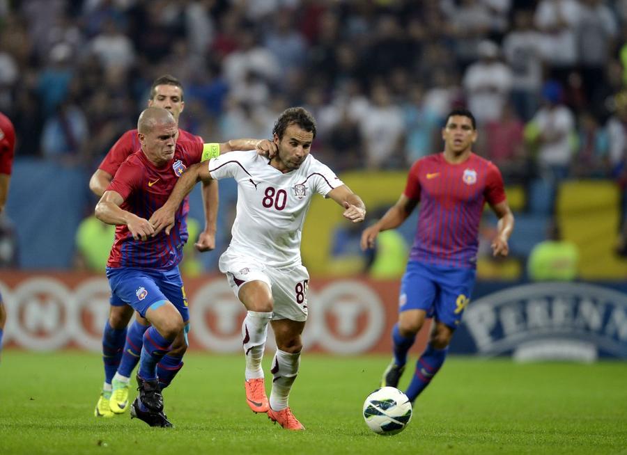 Bourceanu, în duel cu Teixeira / foto: Arhivă GSP Să desfacă șampania? FCSB a luat titlul când s-a întâmplat la fel cu Rapid