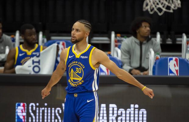 Stephen Curry scrie istorie! A devenit cel mai bun marcator de trei puncte din NBA