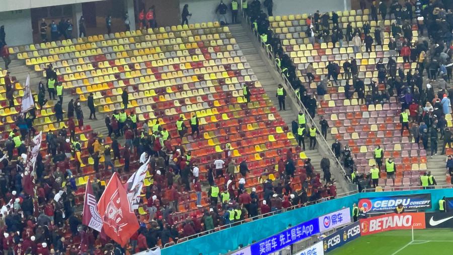 Momentul când rapidiștii au încercat să intre peste fanii roș-albaștri FCSB - Rapid. Scandari rasiste pe Arena Națională + Ce nu s-a văzut la TV: rapidiștii au rupt cordonul de stewarzi pentru a se răfui cu rivalii