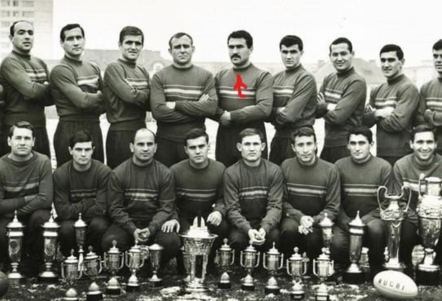 Constantin Dinu „Capone”, indicat de săgeată / Sursă foto: Facebook RC Grivița S-a stins din viață Constantin Dinu „Capone”, cel mai valoros pilier stânga din istoria „stejarilor”