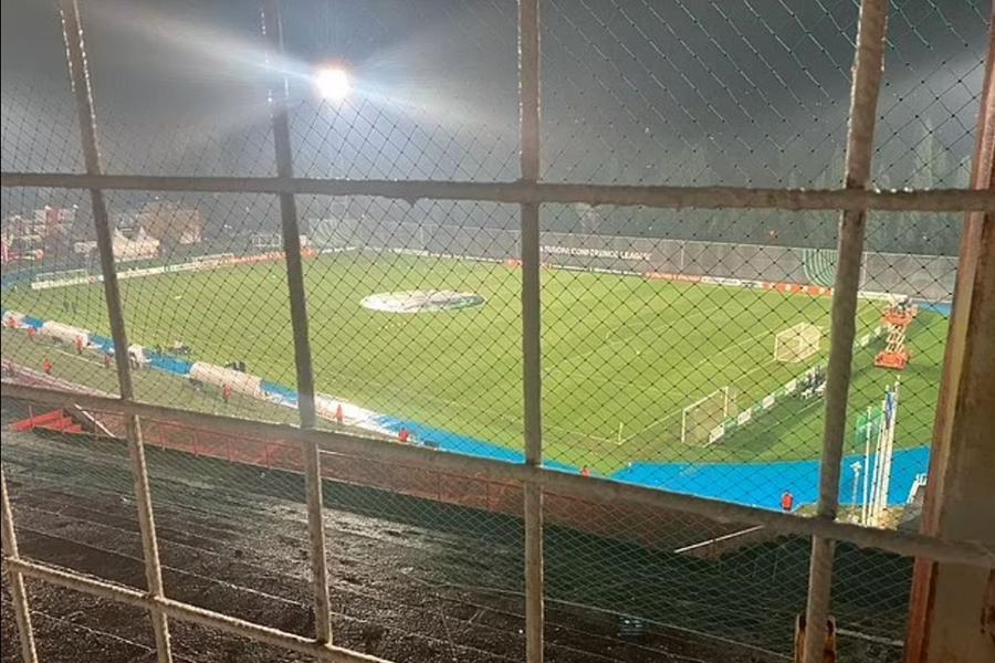 Sursă foto: X Scene șocante în Conference League » Suporterii lui Aston Villa și-au urmărit favoriții dintr-o cușcă