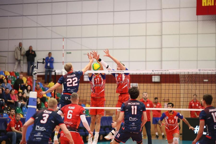 Oskar Madsen în acțiune Foto CEV Arcada Galați, prima victorie în grupele Ligii Campionilor » A întors de la 1-2 la seturi!