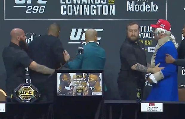 Gluma macabră a provocat HAOSUL la conferință » A aruncat cu bidonul în adversarul din main event-ul UFC!