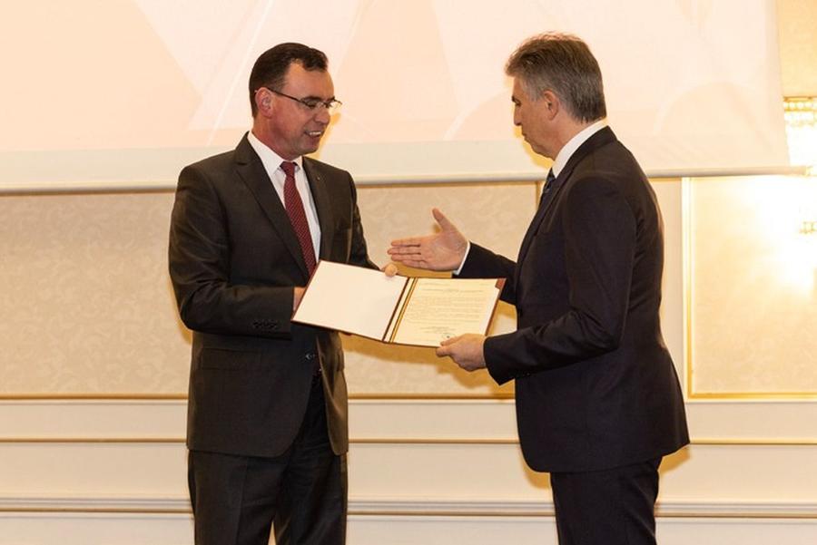 Ionuț Lupescu, premiat de Bogdan Despescu / Sursă foto: Facebook@ CS Dinamo Imagini incredibile! David Popovici și ceilalți performeri de la CS Dinamo, trecuți în planul doi » Cum a apărut Gabi Oprea, fostul șef al MAI, la „Gala Sportului Dinamovist”