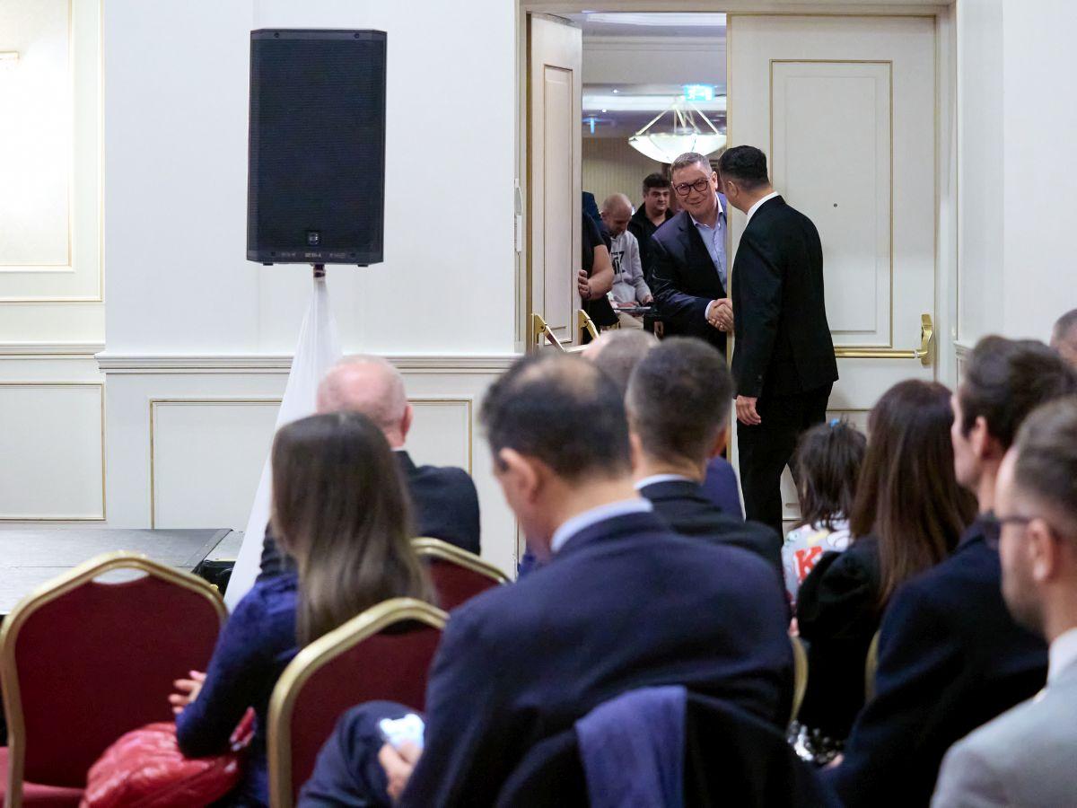 Imagini incredibile! David Popovici și ceilalți performeri de la CS Dinamo, trecuți în planul doi » Cum a apărut Gabi Oprea, fostul șef al MAI, la „Gala Sportului Dinamovist”