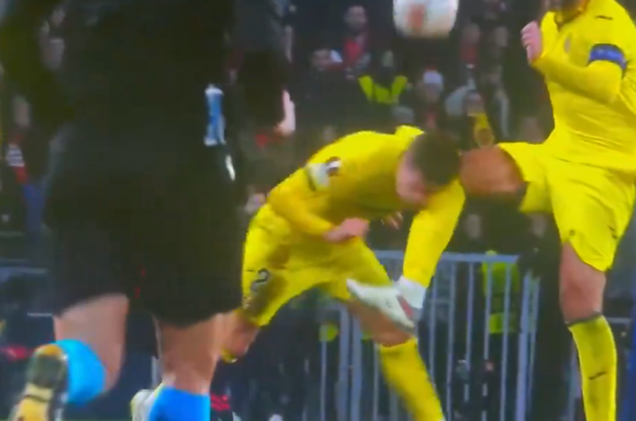 Moment cumplit în Europa League » Făcut KO de colegul din apărare, a fost scos pe targă