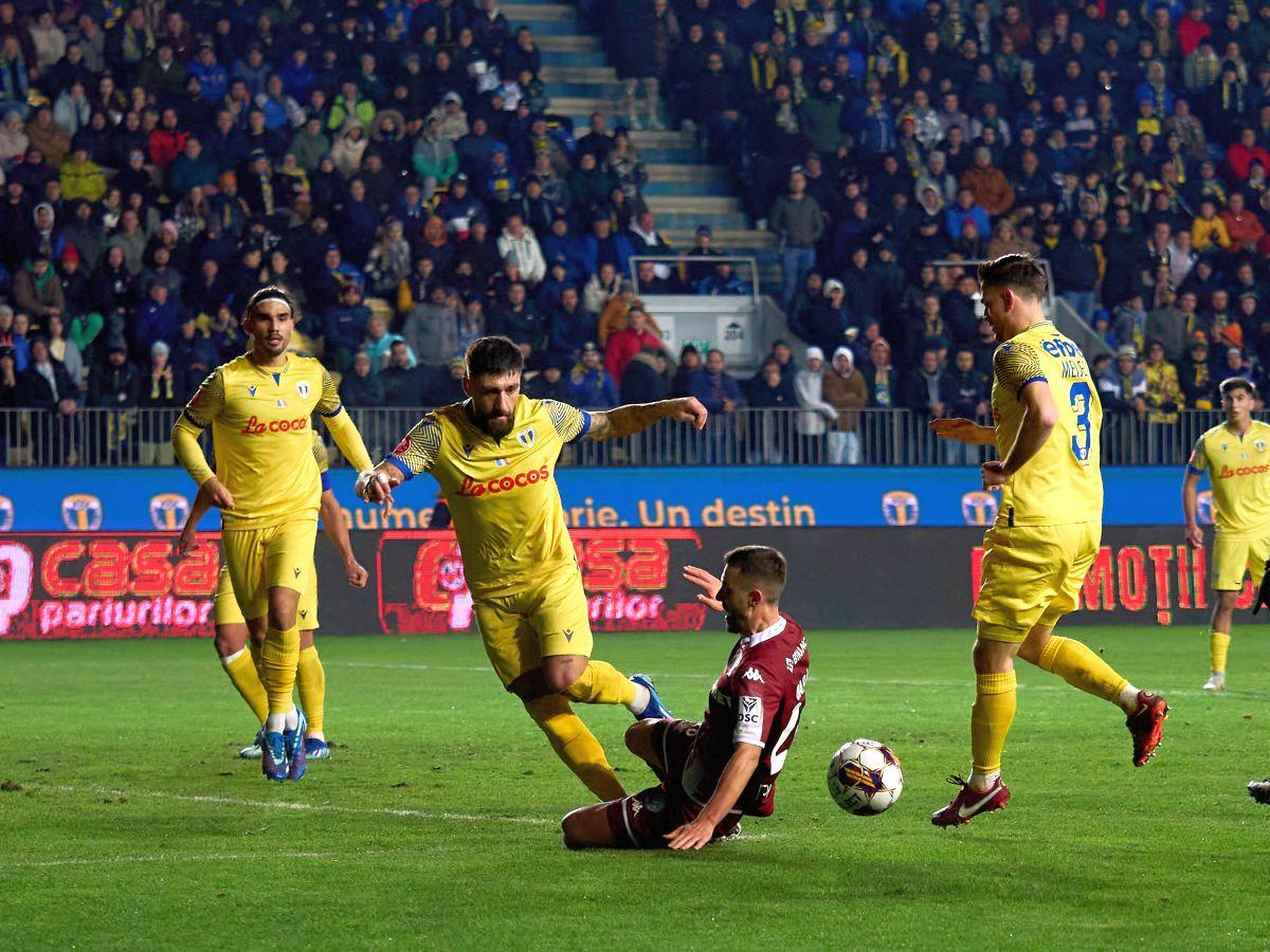 Rapid, aproape o repriză fără jucător U21 » Ce spune regulamentul