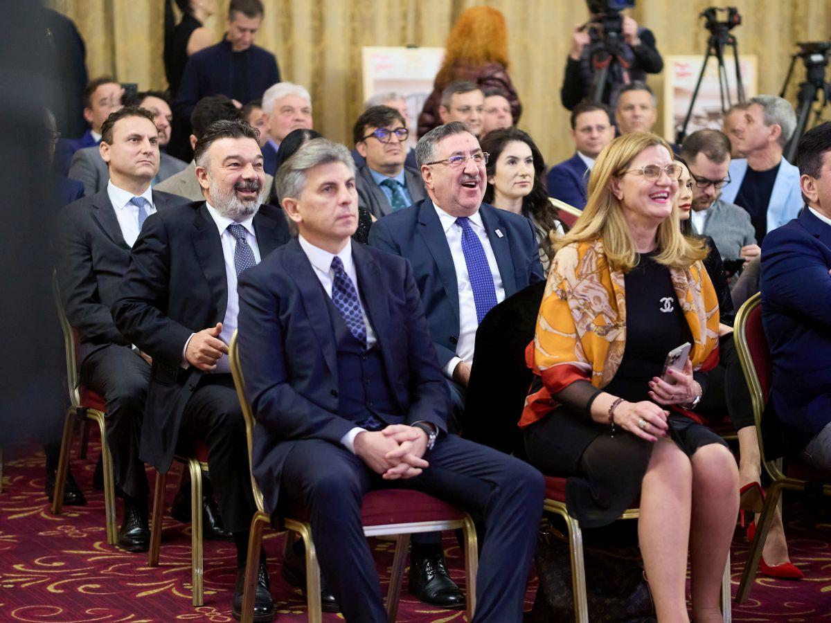 Imagini incredibile! David Popovici și ceilalți performeri de la CS Dinamo, trecuți în planul doi » Cum a apărut Gabi Oprea, fostul șef al MAI, la „Gala Sportului Dinamovist”