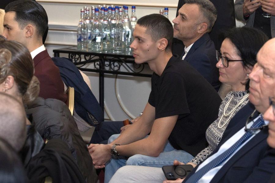 David Popovici, urmărind gala alături de tatăl său / Sursă foto: CS Dinamo Imagini incredibile! David Popovici și ceilalți performeri de la CS Dinamo, trecuți în planul doi » Cum a apărut Gabi Oprea, fostul șef al MAI, la „Gala Sportului Dinamovist”