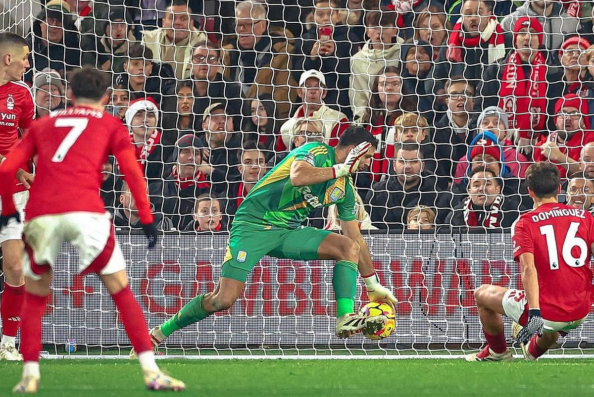 Emiliano Martinez, parada sezonului în Premier League! A scos miraculos o lovitură de cap în Nottingham Forest - Aston Villa