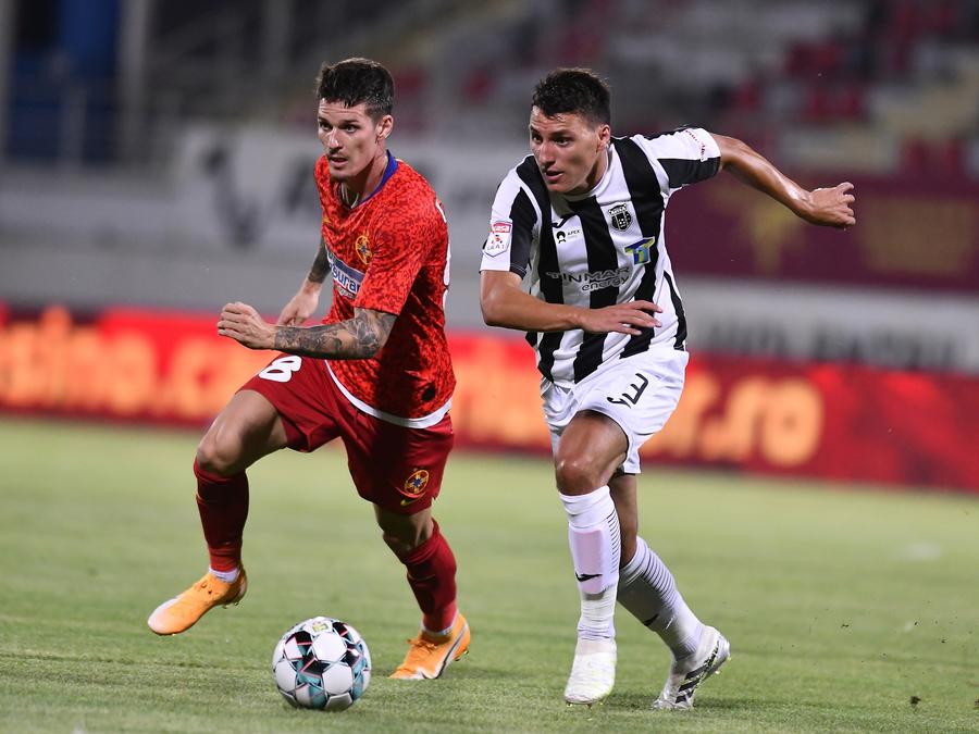 Risto Radunovic (dreapta) în tricoul celor de la Astra, într-un duel cu FCSB și Dennis Man FOTO: sportpictures.eu Risto Radunovic, „Fotbalistul străin al anului 2024”, interviu exclusiv pentru Gazeta Sporturilor: „Foamea pe care o are echipa o am și eu! 2025 să ne aducă Champions League”