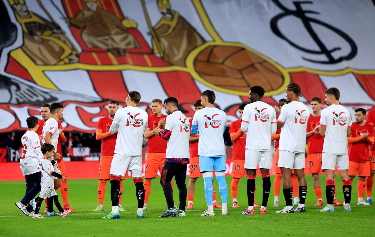 Imagini senzaționale! Jesus Navas, legenda celor de la Sevilla, a jucat ultimul meci acasă » A îngenuncheat și a plâns în fața peluzei: „Până la moarte!”