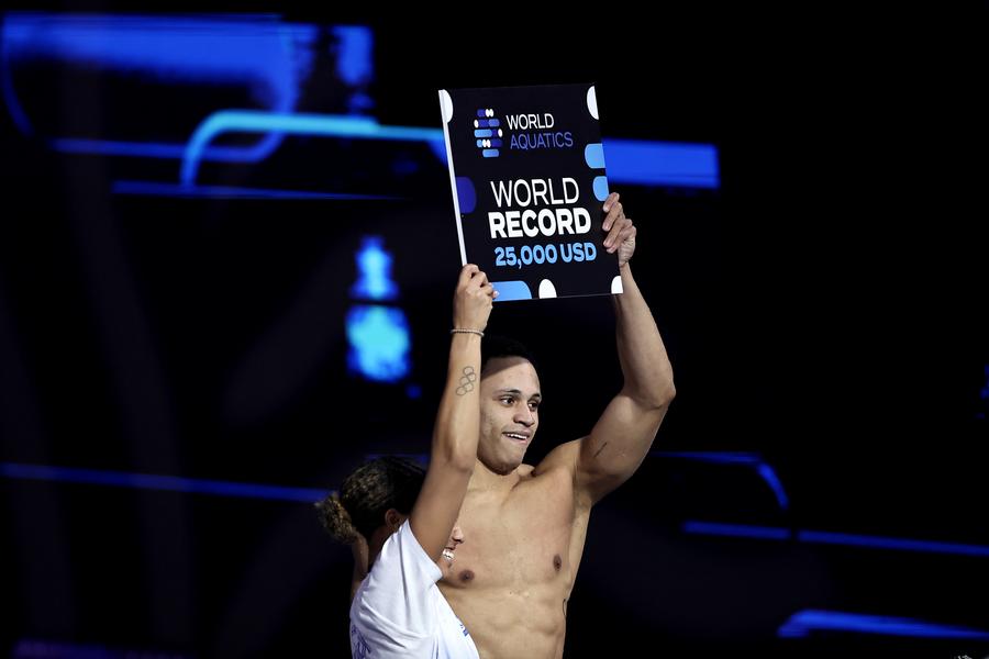 Premiul pentru un nou record mondial este de 25.000 de dolari FOTO Guliver/GettyImages Primul înotător care a coborât sub 20 de secunde în proba de 50 m liber vine din Insulele Cayman, unde sunt doar bazine de 25 de metri: „Am crescut în cel mai frumos loc de pe Pământ”