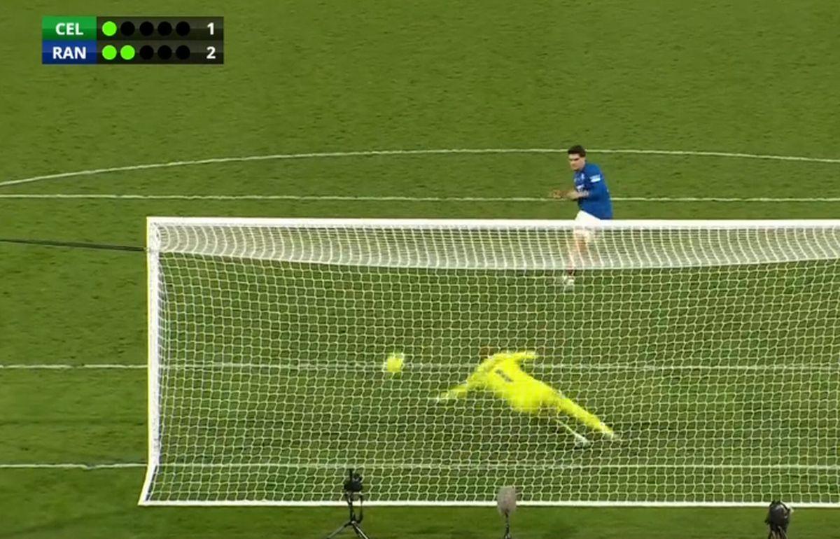 „Nu-ți merge cu mine!” » Schmeichel a încercat să-l păcălească pe Ianis Hagi, dar românul n-a șovăit. Filmul penalty-ului din finală
