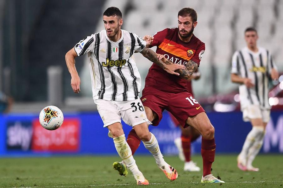 Simone Muratore, la ultima sa apariție oficială în tricoul lui Juventus (în duel cu Davide Santon), integralist contra Romei în Serie A / Foto: Imago Povestea cutremurătoare a fostului coleg al lui Radu Drăgușin: „A trebuit s-o iau de la zero. Să reînvăț să vorbesc, să citesc și să merg. La fel ca un nou născut!”