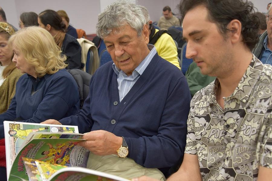 Mircea Lucescu și Mihai Grăjdeanu răsfoind ultima lucrare de benzi desenate a autorului O colecție inedită de benzi desenate despre fotbalul românesc » Volum cu supereroi: „Inspiră-te din poveștile care au făcut istorie”