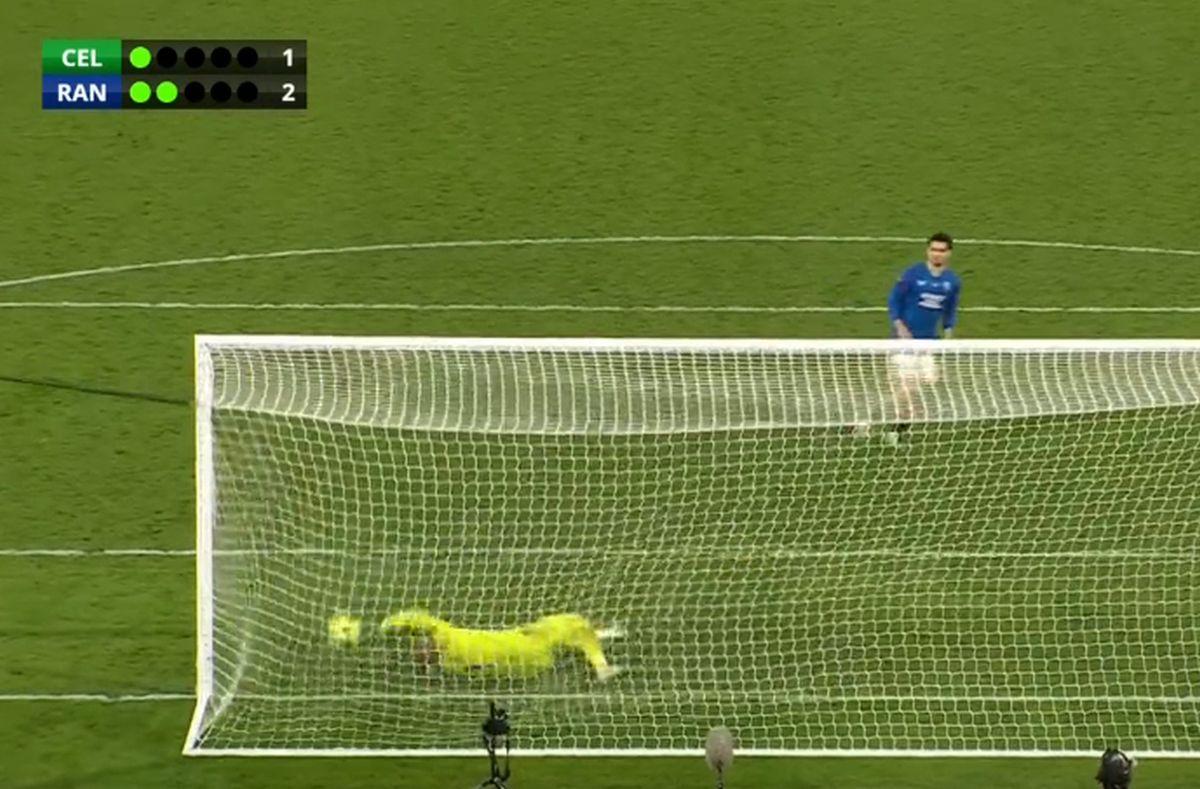 „Nu-ți merge cu mine!” » Schmeichel a încercat să-l păcălească pe Ianis Hagi, dar românul n-a șovăit. Filmul penalty-ului din finală