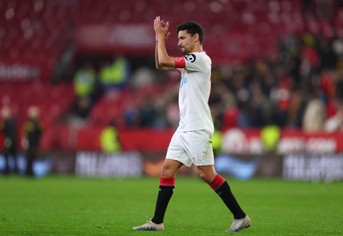 Imagini senzaționale! Jesus Navas, legenda celor de la Sevilla, a jucat ultimul meci acasă » A îngenuncheat și a plâns în fața peluzei: „Până la moarte!”