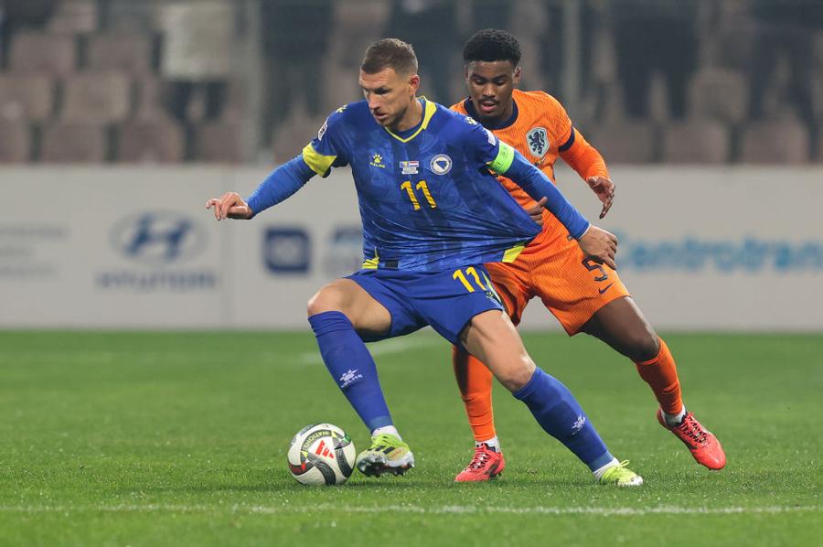 Dzeko, într-un duel cu Olanda / FOTO: GettyImages Mai ușor cu entuziasmul!
