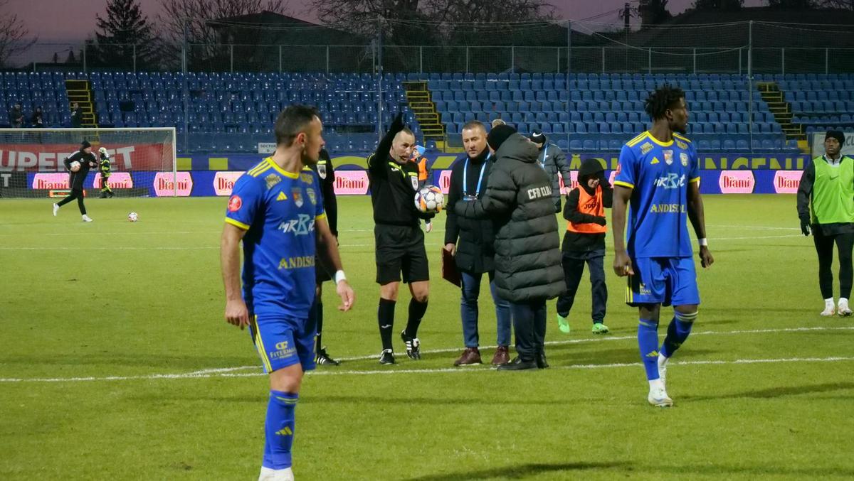 Dan Petrescu nu s-a potolit nici la pauză