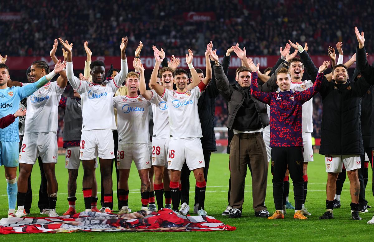 Imagini senzaționale! Jesus Navas, legenda celor de la Sevilla, a jucat ultimul meci acasă » A îngenuncheat și a plâns în fața peluzei: „Până la moarte!”