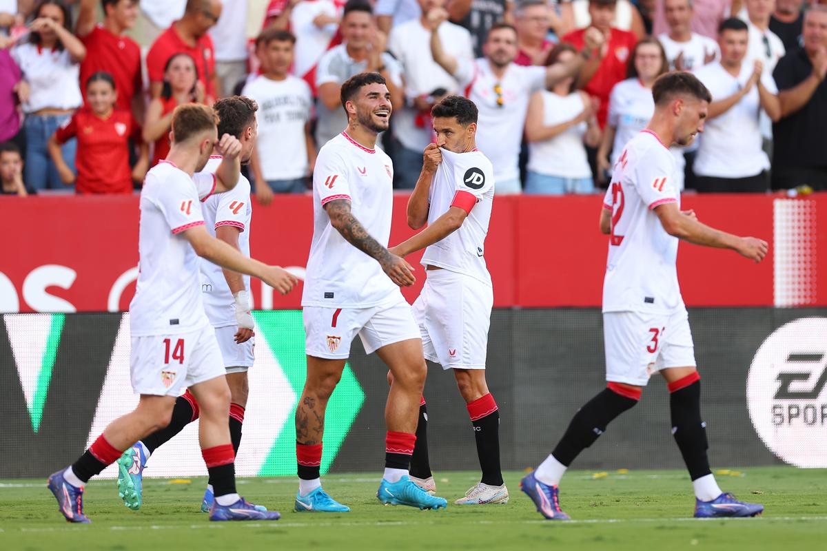 Imagini senzaționale! Jesus Navas, legenda celor de la Sevilla, a jucat ultimul meci acasă » A îngenuncheat și a plâns în fața peluzei: „Până la moarte!”
