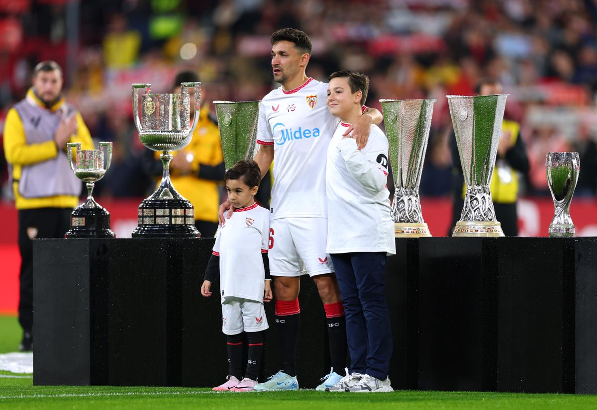 Imagini senzaționale! Jesus Navas, legenda celor de la Sevilla, a jucat ultimul meci acasă » A îngenuncheat și a plâns în fața peluzei: „Până la moarte!”
