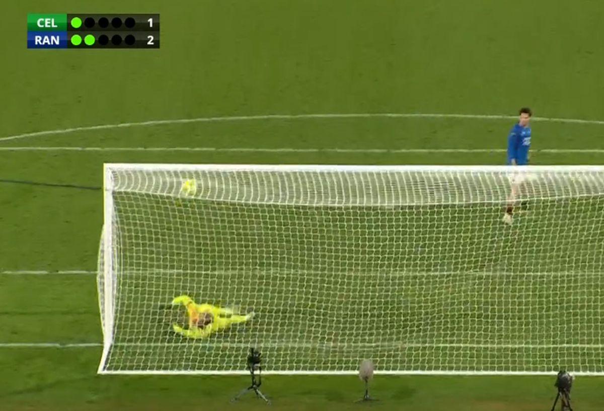 „Nu-ți merge cu mine!” » Schmeichel a încercat să-l păcălească pe Ianis Hagi, dar românul n-a șovăit. Filmul penalty-ului din finală