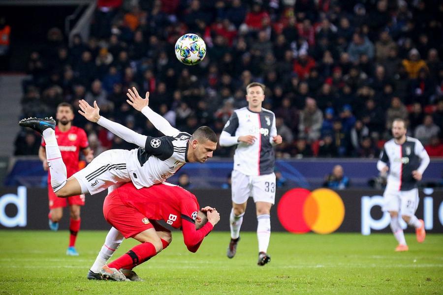 Simone Muratore, în meciul său de debut la Juventus, contra lui Bayer Leverkusen în Liga Campionilor / Foto: Imago Povestea cutremurătoare a fostului coleg al lui Radu Drăgușin: „A trebuit s-o iau de la zero. Să reînvăț să vorbesc, să citesc și să merg. La fel ca un nou născut!”