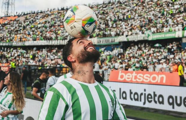 Supervedeta internațională a trăit din mijlocul fanilor derby-ul în care a evoluat jucătorul dorit de Gigi Becali: „Epic”