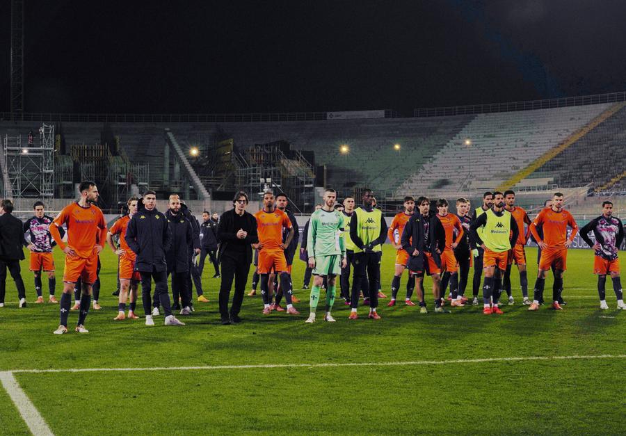 Haos total la Fiorentina » Echipa în „carantină”, sub escorta polițiștilor! Dzeko a rămas să înfrunte fanii
