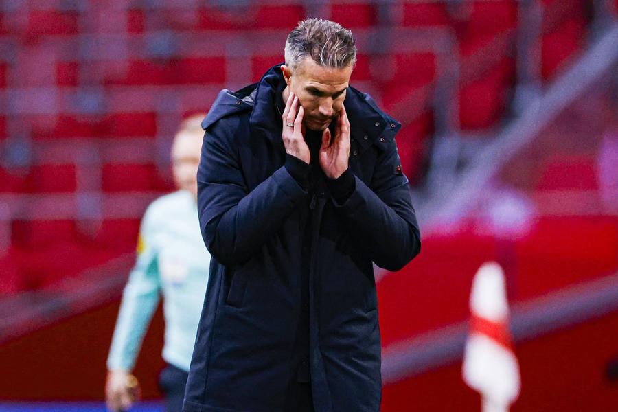 După eșecul cu FCSB, Feyenoord a pierdut și derby-ul cu Ajax » Robin van Persie, criticat dur: „Crede că suntem cu toții proști?”