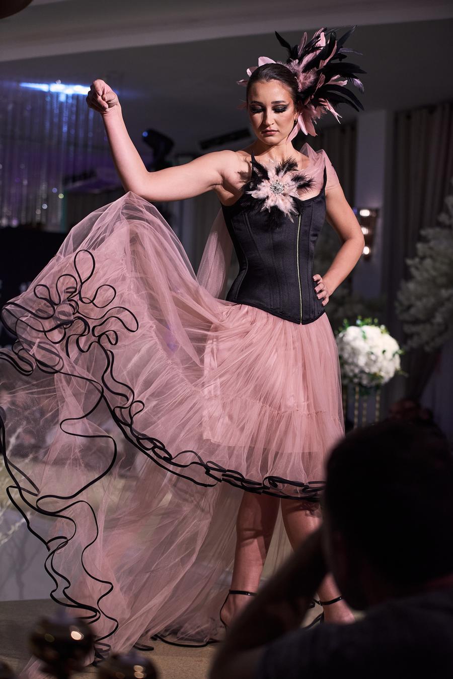 Simona Radiș la Bukarest Fashion Week 2025. Foto: Vlad Mihăilescu Campioane olimpice ale României, ipostaze nemaivăzute: „Lebăda Neagră” și „Madama Butterfly”