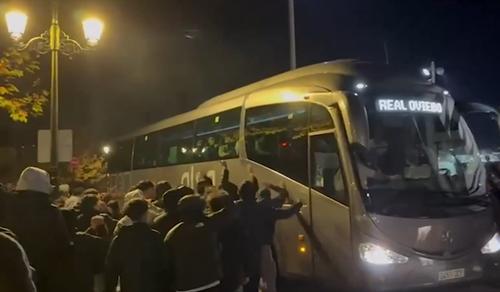 Fanii lui Oviedo au luat cu asalt și autocarul cu care s-au deplasat jucătorii la stadionul Carlos Tartiere / Foto: X La Nueva Espana