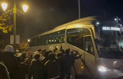 Horațiu Moldovan și colegii de la Oviedo, atacați cu furie la ieșirea din stadion » Poliția a intervenit urgent