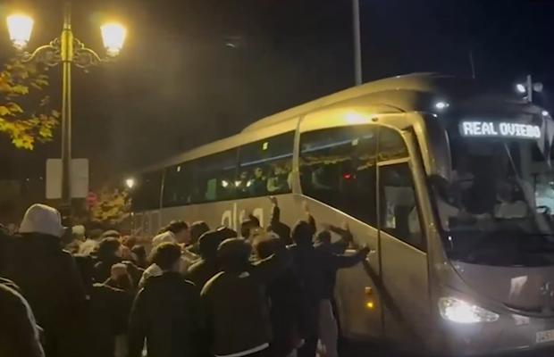 Horațiu Moldovan și colegii de la Oviedo, atacați cu furie la ieșirea din stadion » Poliția a intervenit urgent