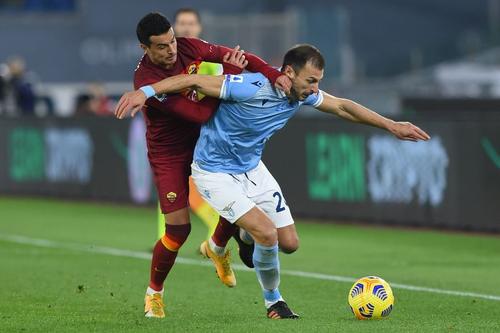 Ștefan Radu, în duel cu Pedro Rodriguez
(foto: Imago)