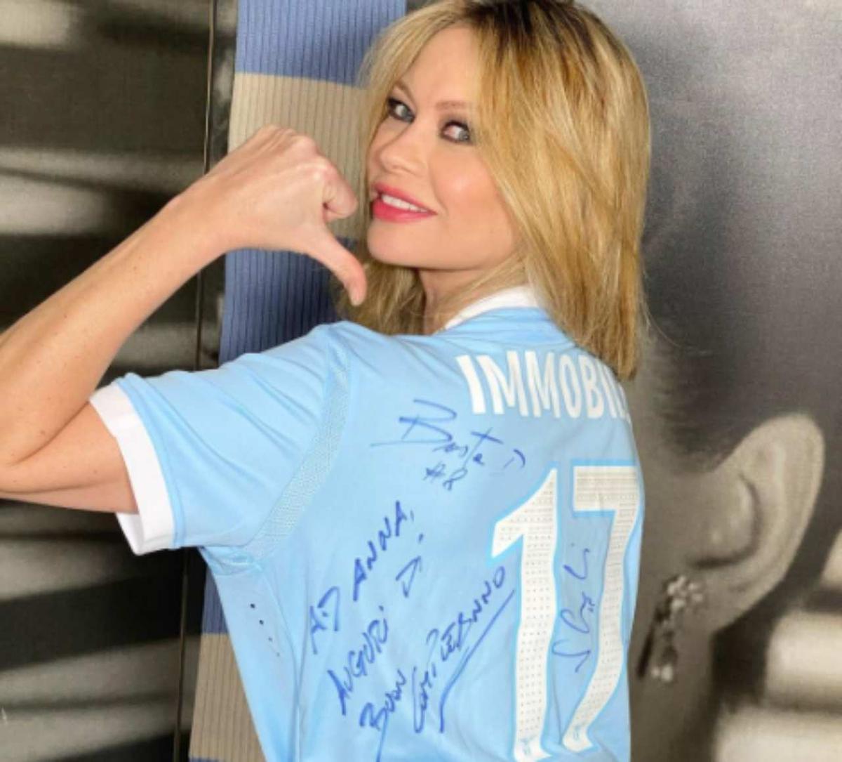 FOTO Anna Falchi s-a dezbrăcat iar » Imagini spectaculoase cu înfocata fană a lui Lazio