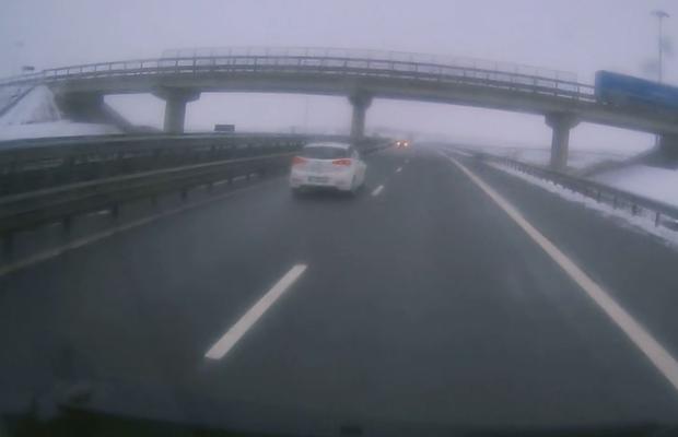 Accident evitat în ultimul moment pe Autostrada A3 Gilău-Turda! Un autoturism a fost surprins mergând pe contrasens