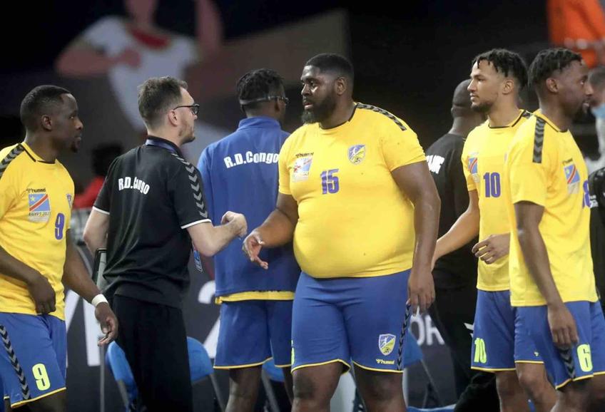 Pivotul echipei naționalei de handbal masculin al RD Congo, Gauthier Mvumbi