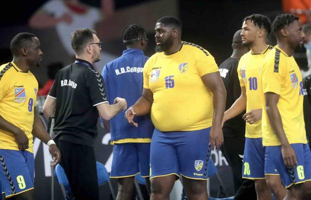 Ca de la gigant la gigant! » Ce i-a scris Shaquille O'Neal pivotului congolez care a șocat prin forma fizică lumea sportului