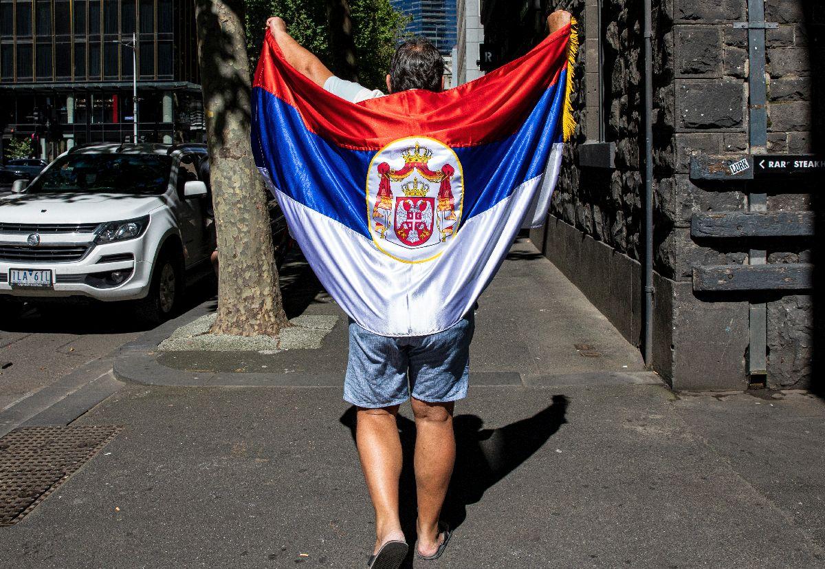 Sârbii s-au adunat în fața Curții Federale din Melbourne pentru a-l susține pe Novak Djokovic
