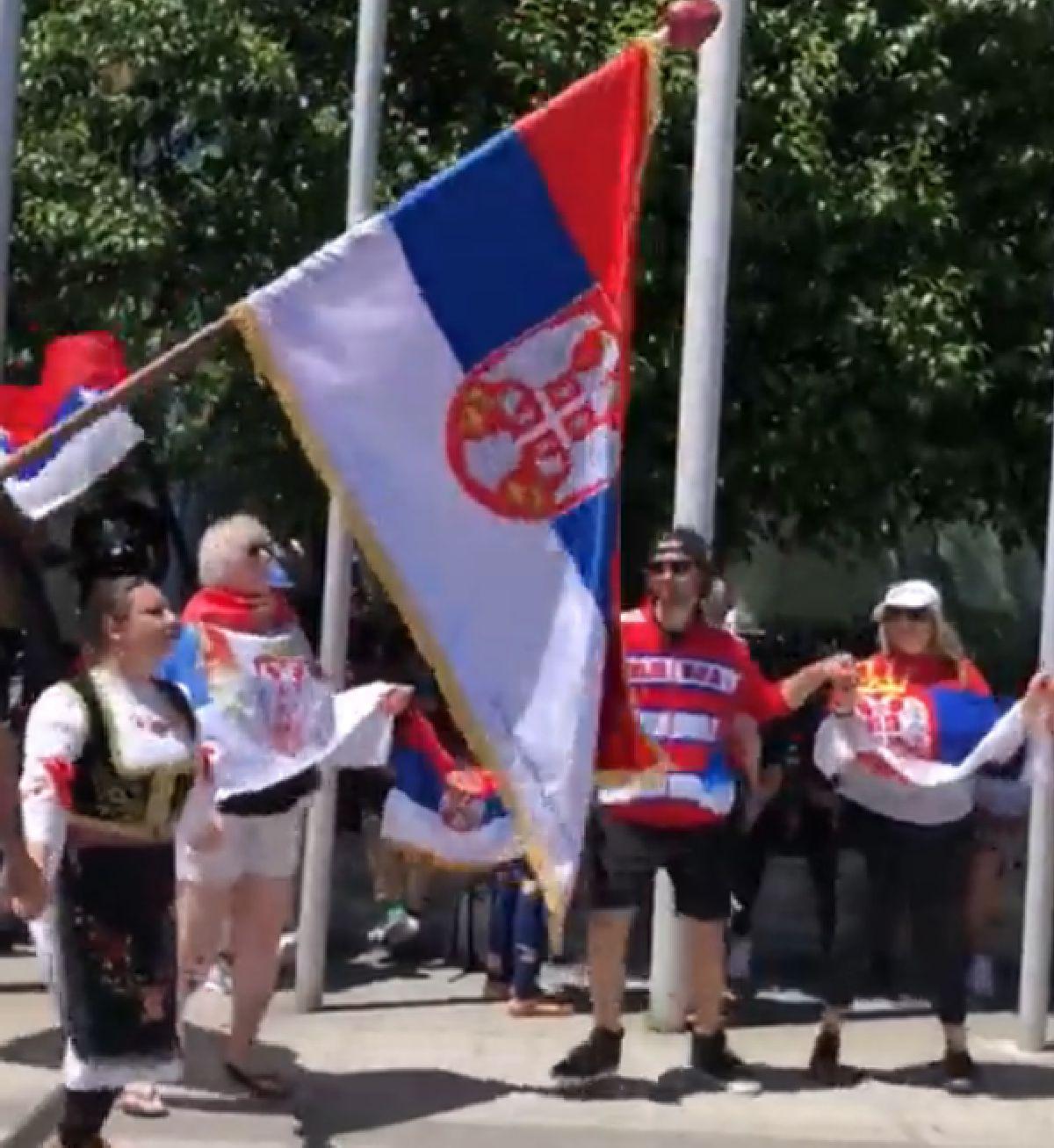 Sârbii s-au adunat în fața Curții Federale din Melbourne pentru a-l susține pe Novak Djokovic