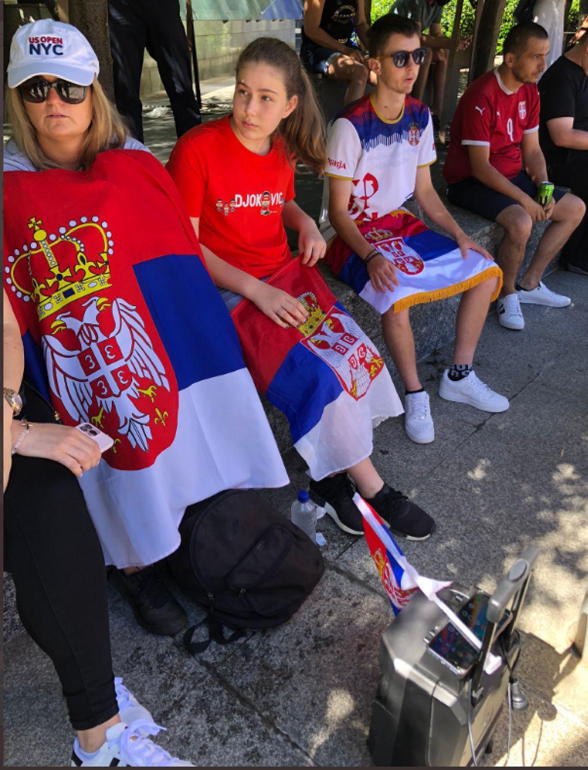 Sârbii s-au adunat în fața Curții Federale din Melbourne pentru a-l susține pe Novak Djokovic