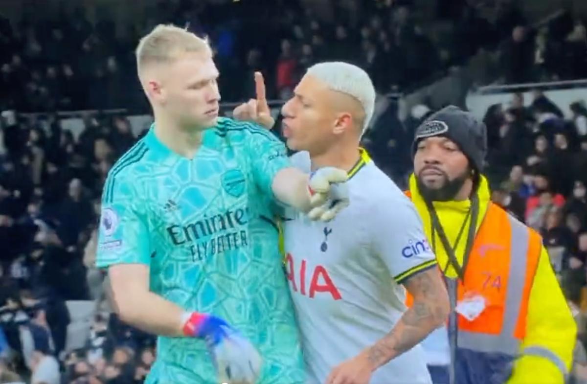 Imagini scandaloase după Tottenham - Arsenal! Portarul liderului din Premier League, lovit de un suporter coborât din tribună
