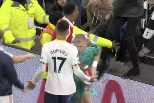 Portarul lui Arsenal a primit un șut de la un suporter al lui Tottenham