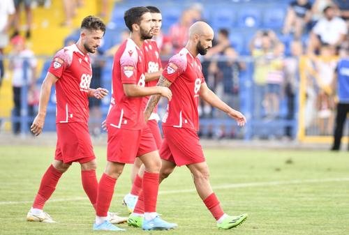 Dinamo a aunțat că va disputa un meci amical cu CSO Plopeni, echipă din Liga 3. Partida se dispută miercuri, de la ora 11:00, la Buftea. „Câinii” au făcut publică și lista tuturor meciurilor de pregătire din această iarnă.